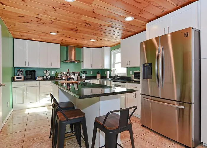 *New* Beautiful 3 Floor Townhome With Sauna