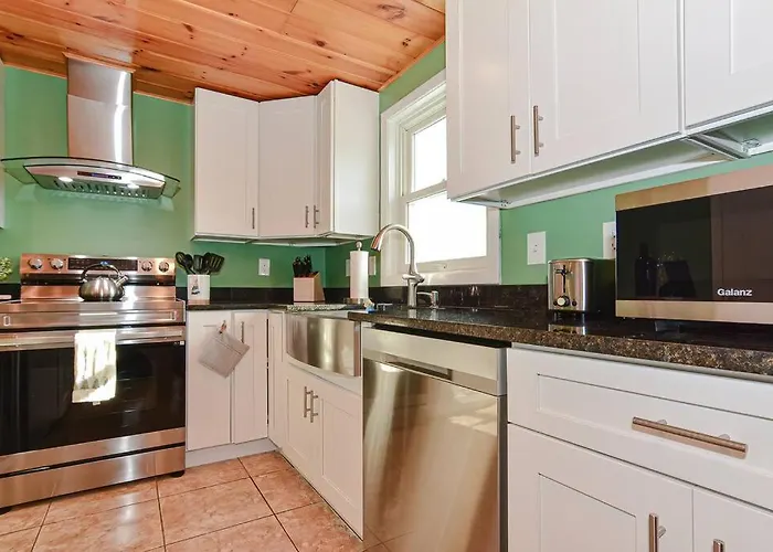 *New* Beautiful 3 Floor Townhome With Sauna