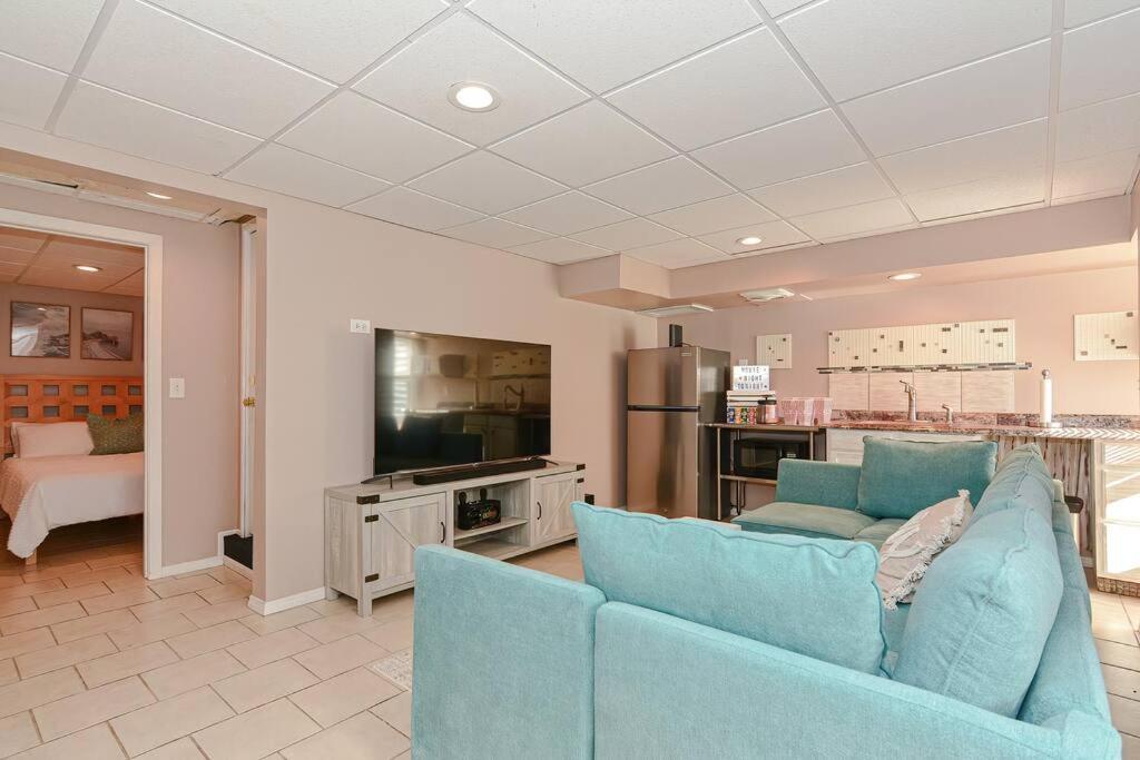 *new* Beautiful 3 Floor Townhome With Sauna *