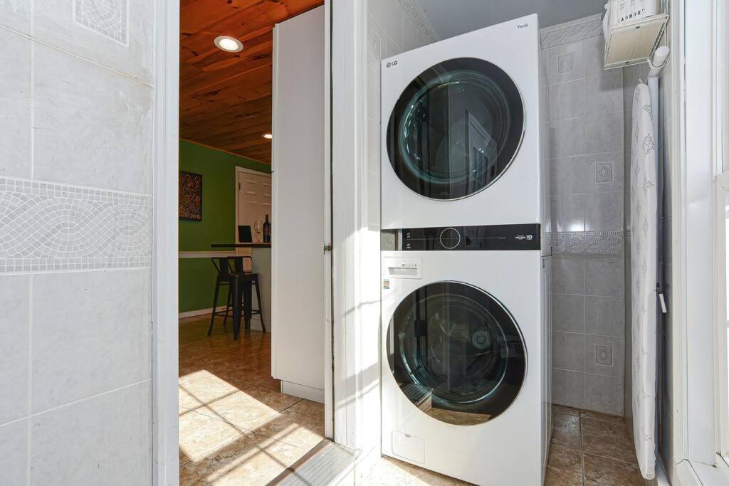 *new* Beautiful 3 Floor Townhome With Sauna